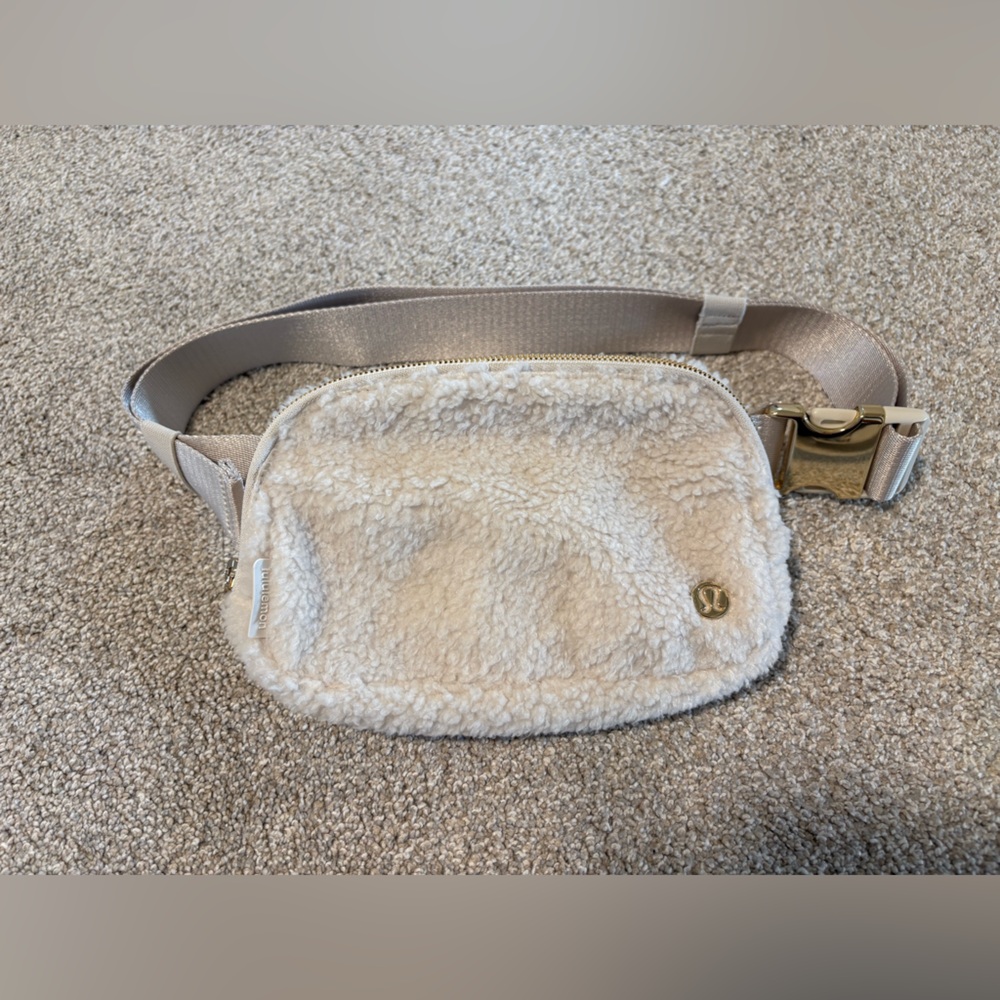 Lululemon Everywhere Belt Bag